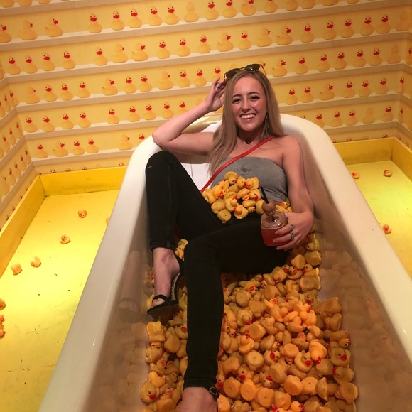 Meet, Heléna - Picture 2 of 3